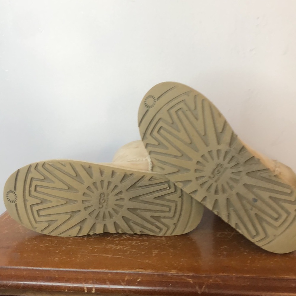 UGG Classic Short 6 - Picture 5 of 5